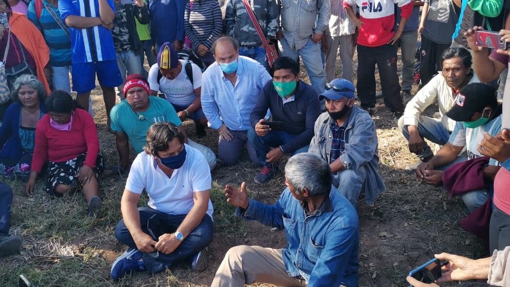 Sáenz en diálogo con los originarios de la marcha
