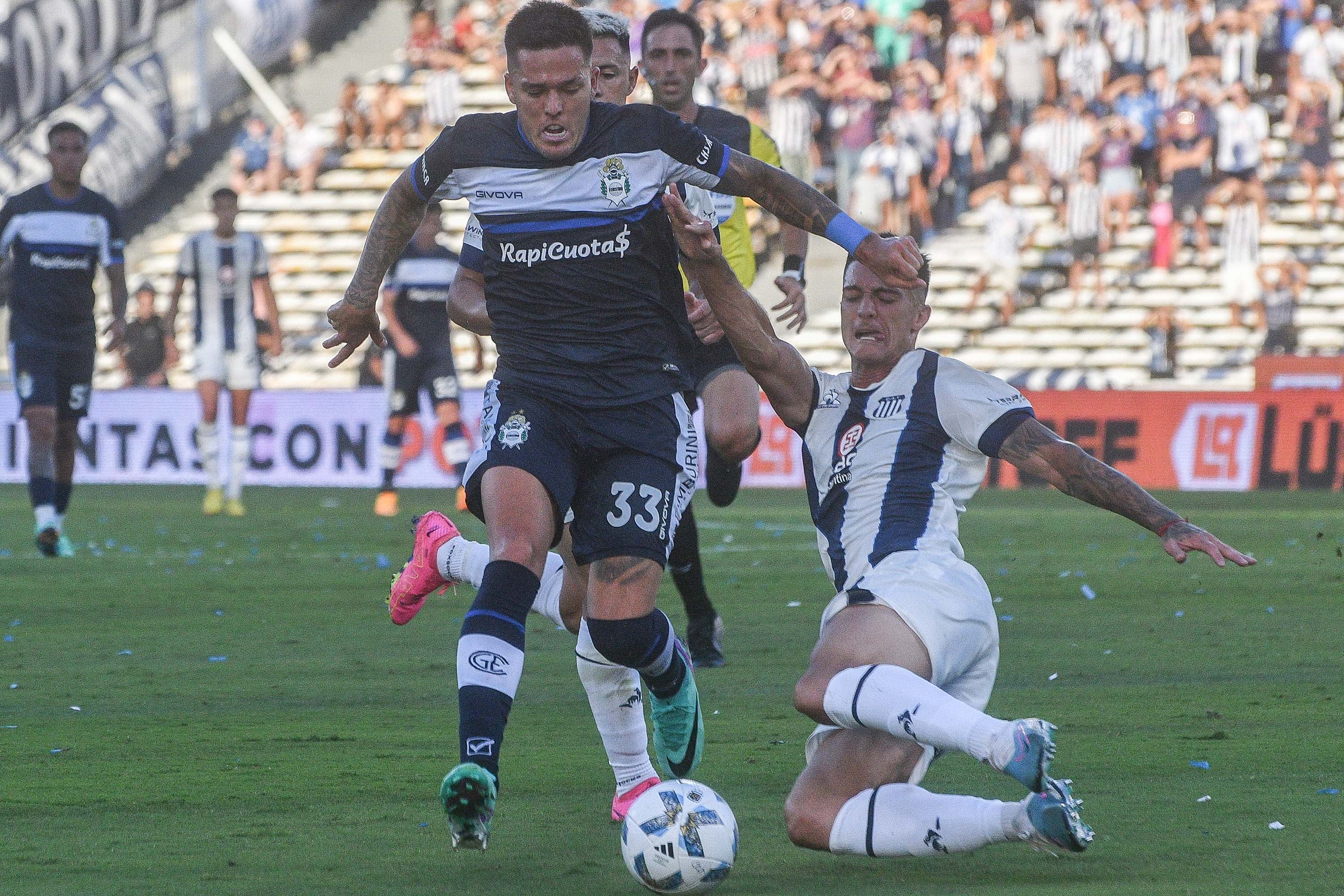 Franco Troyansky en acción por el Lobo: salió en el entretiempo