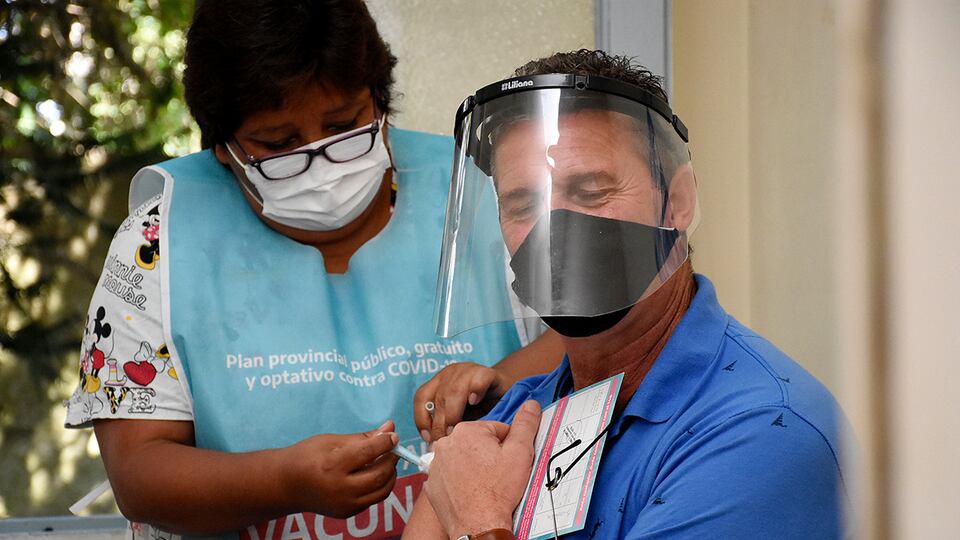 "La gente siempre sale agradecida después de ser vacunada", dijo a PáginaI12 el secretario general de STTEBA, Roberto Baradel, sobre cómo desde el gremio se sumaron a la campaña contra el coronavirus.