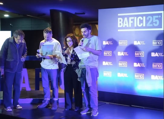 Lucía Seles y los actores de "school privada alfonsina storni".