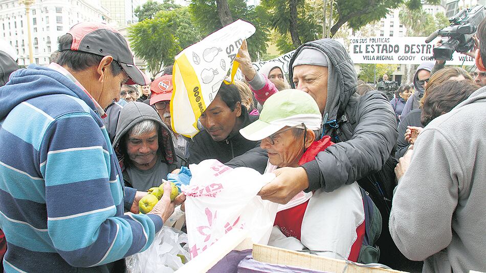 Los feriazos y verdurazos vienen expresando la desatención del Estado para con chacareros y quinteros.