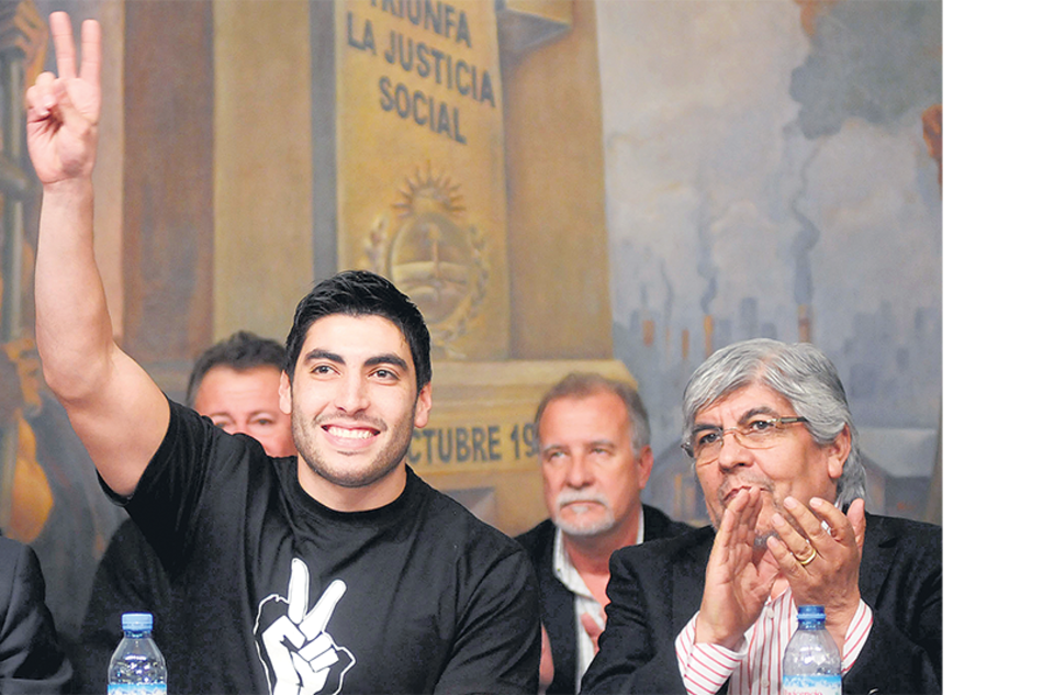 Facundo Moyano junto a su padre y secretario general de Camioneros, Hugo Moyano.