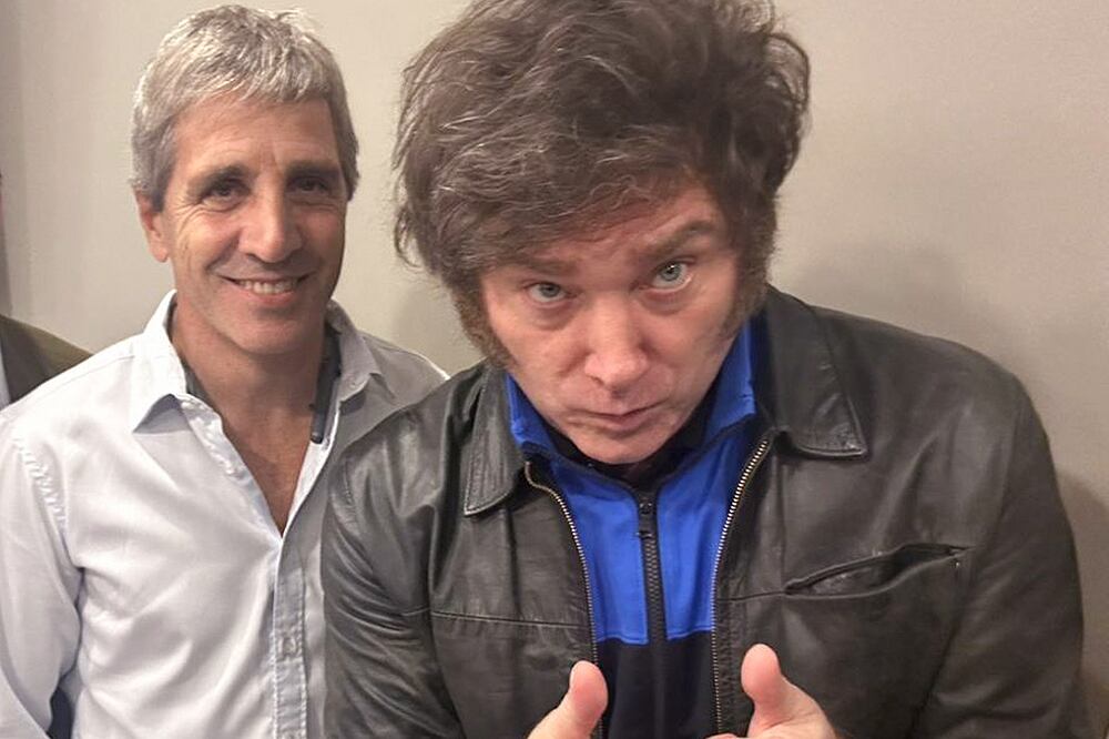 Milei, ladeado por Caputo, avanza en un discurso nuevo con una teoría económica explícita: el libertarianismo.