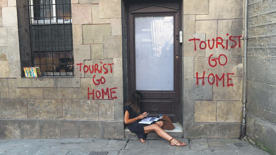 Pintada independentista en Barcelona en contra de los turistas.