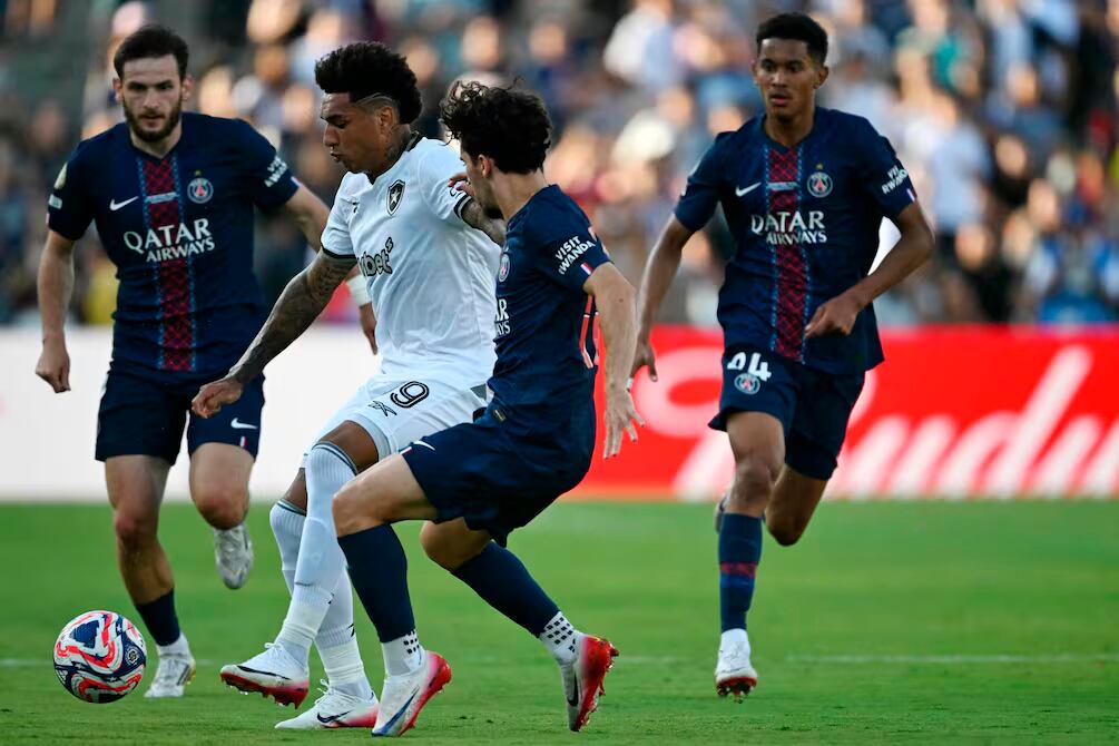 Igor Jesus, autor del gol del triunfo, lleva la pelota ante la presión de los parisinos