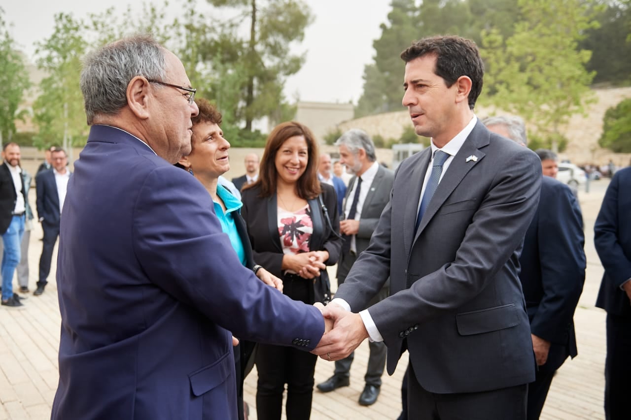 El ministro Wado de Padro con el presidente de Yad Vashem, Dani Dayan