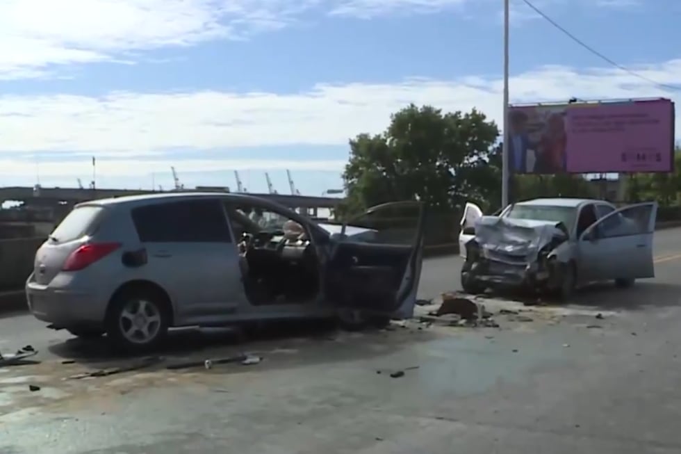Violento choque frontal entre dos autos en el puente Nicolás Avellaneda ...