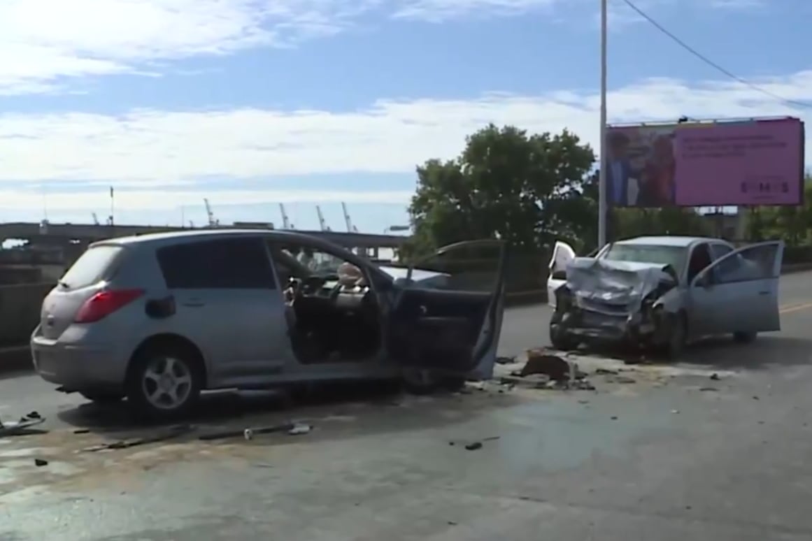 Violento choque frontal entre dos autos en el puente Avellaneda