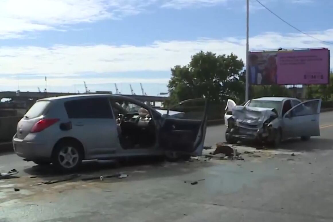 Violento choque frontal entre dos autos en el puente Avellaneda