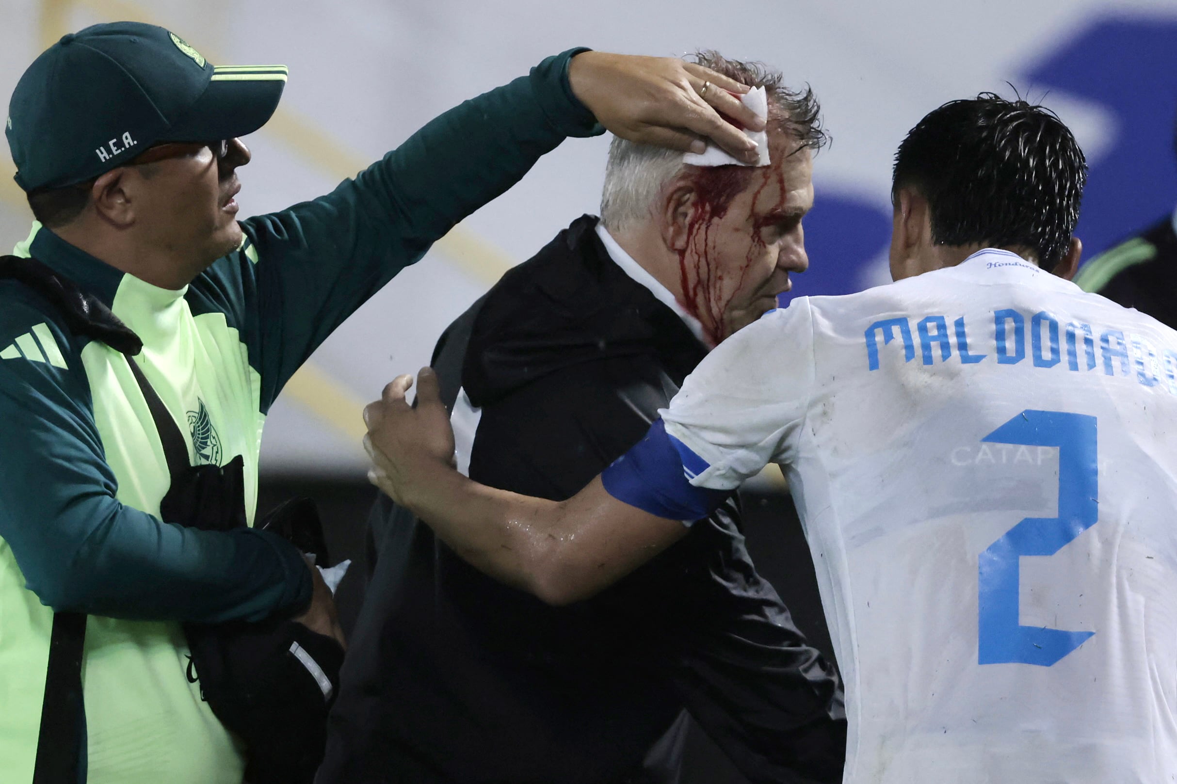 Javier Aguirre ya fue impactado con una lata de cerveza
