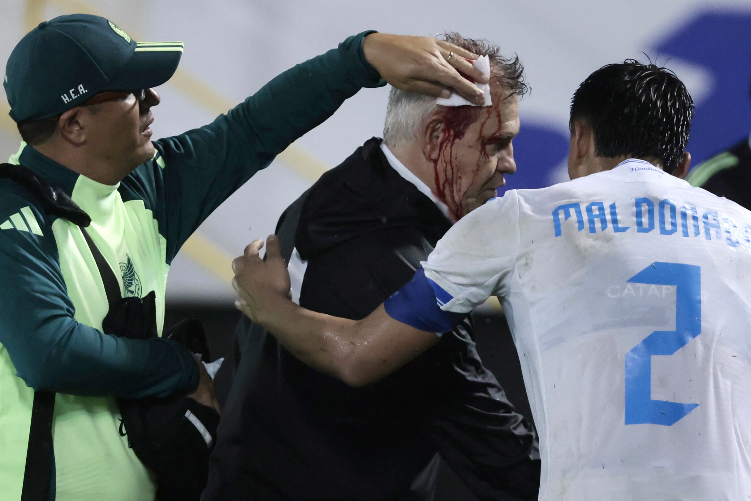 Javier Aguirre ya fue impactado con una lata de cerveza