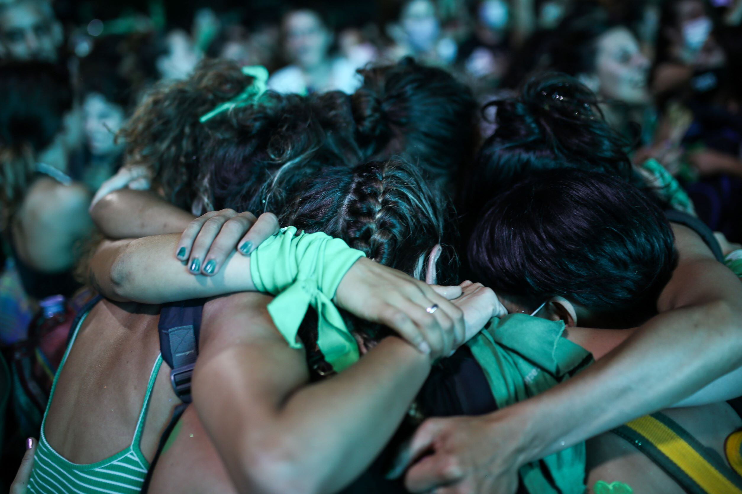 Los abrazos feministas son tan poderosos como la medicación misma cuando se trata de acceder a una interrupción voluntaria del embarazo.