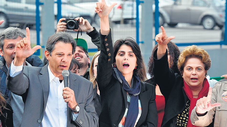 Haddad, Manuela y Dilma dibujan la letra L con sus dedos tras la lectura del mensaje de Lula.