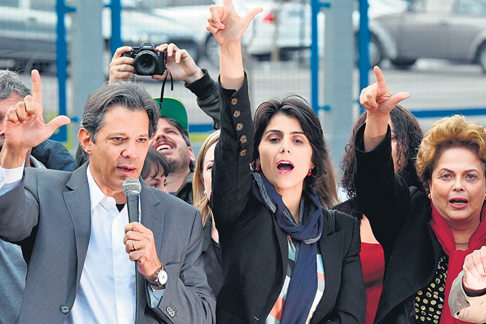 Haddad, Manuela y Dilma dibujan la letra L con sus dedos tras la lectura del mensaje de Lula.
