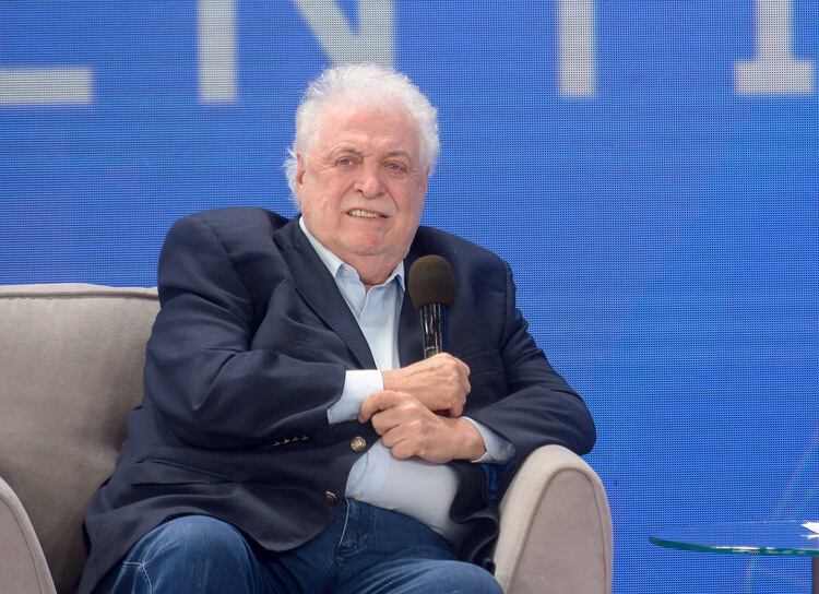 El ministro González García hizo el anuncio sobre el fin del brote iniciado hace diez meses. 