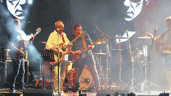 Uno de los momentos cumbre: David Lebon y Ricardo Mollo en un ardiente cruce de guitarras para “Despiértate nena”.