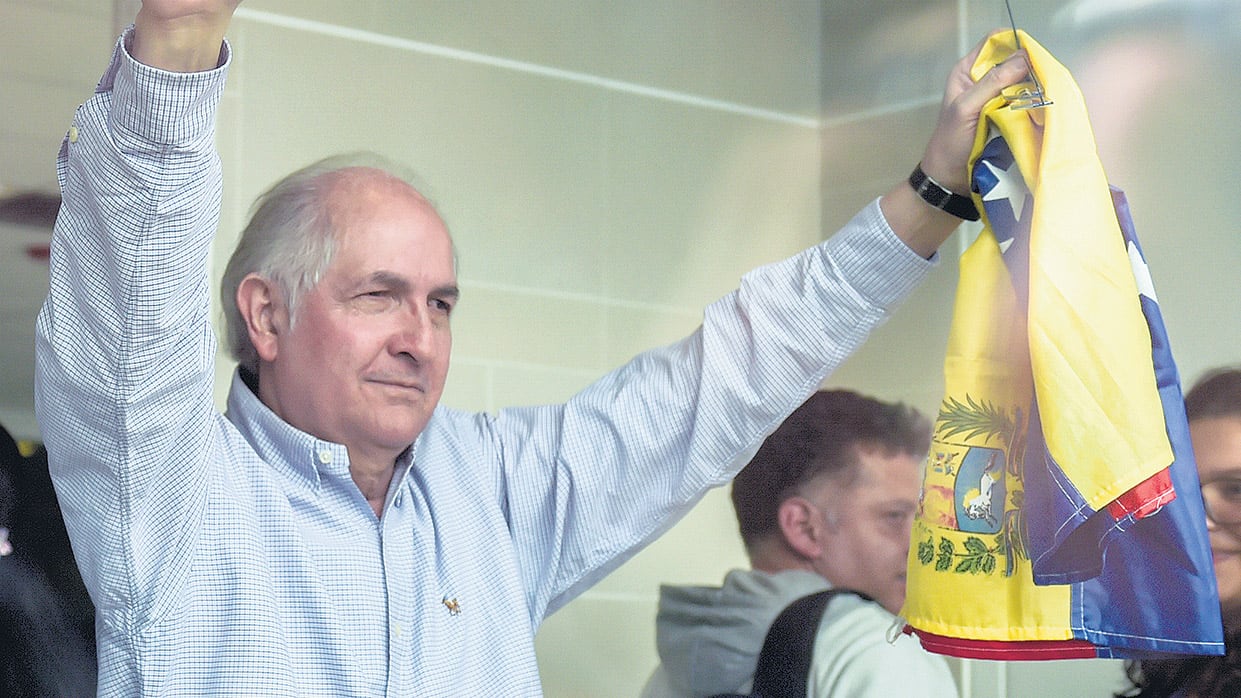 Ledezma en el aeropuerto de Bogotá antes de viajar a España.