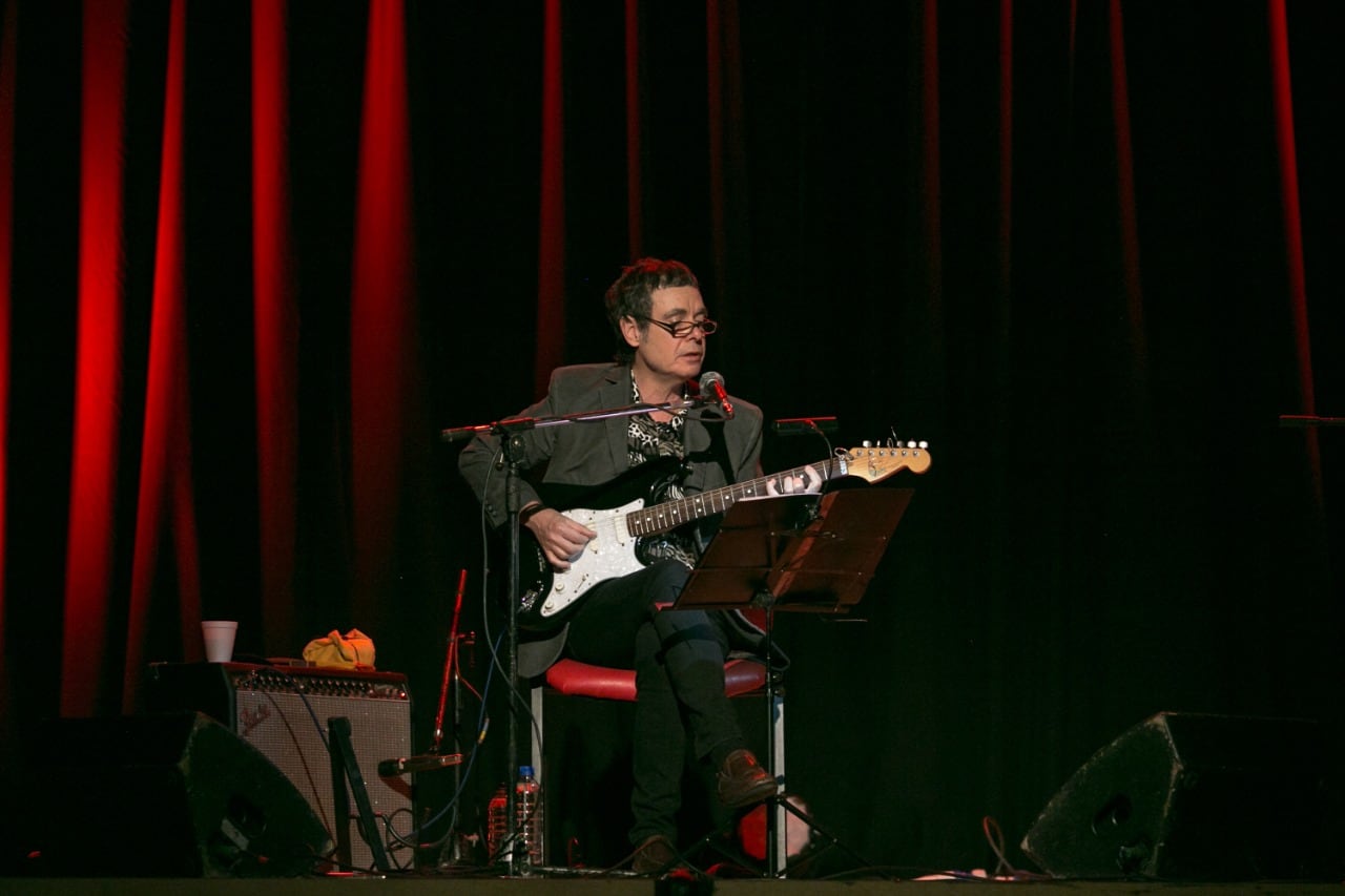 Fernando Cabrera hizo la mitad del concierto solo y el resto con la ayuda de Diego Cotelo.