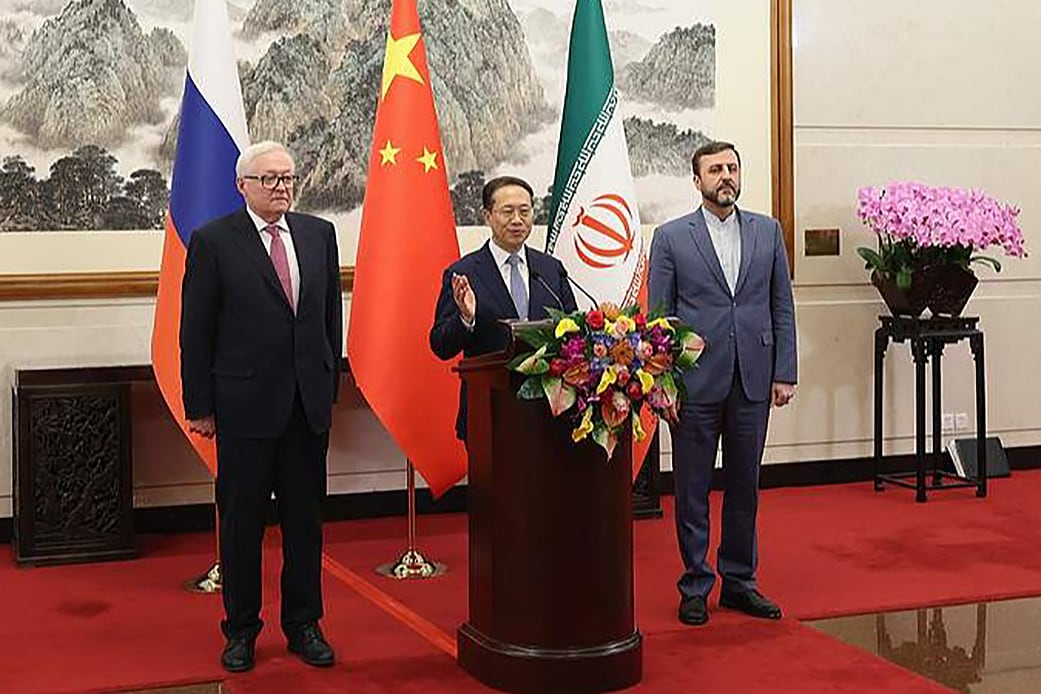 El viceministro de Exteriores ruso, Sergei Ryabkov, el chino Ma Zhaoxu y el iraní Kazem Gharibabadi