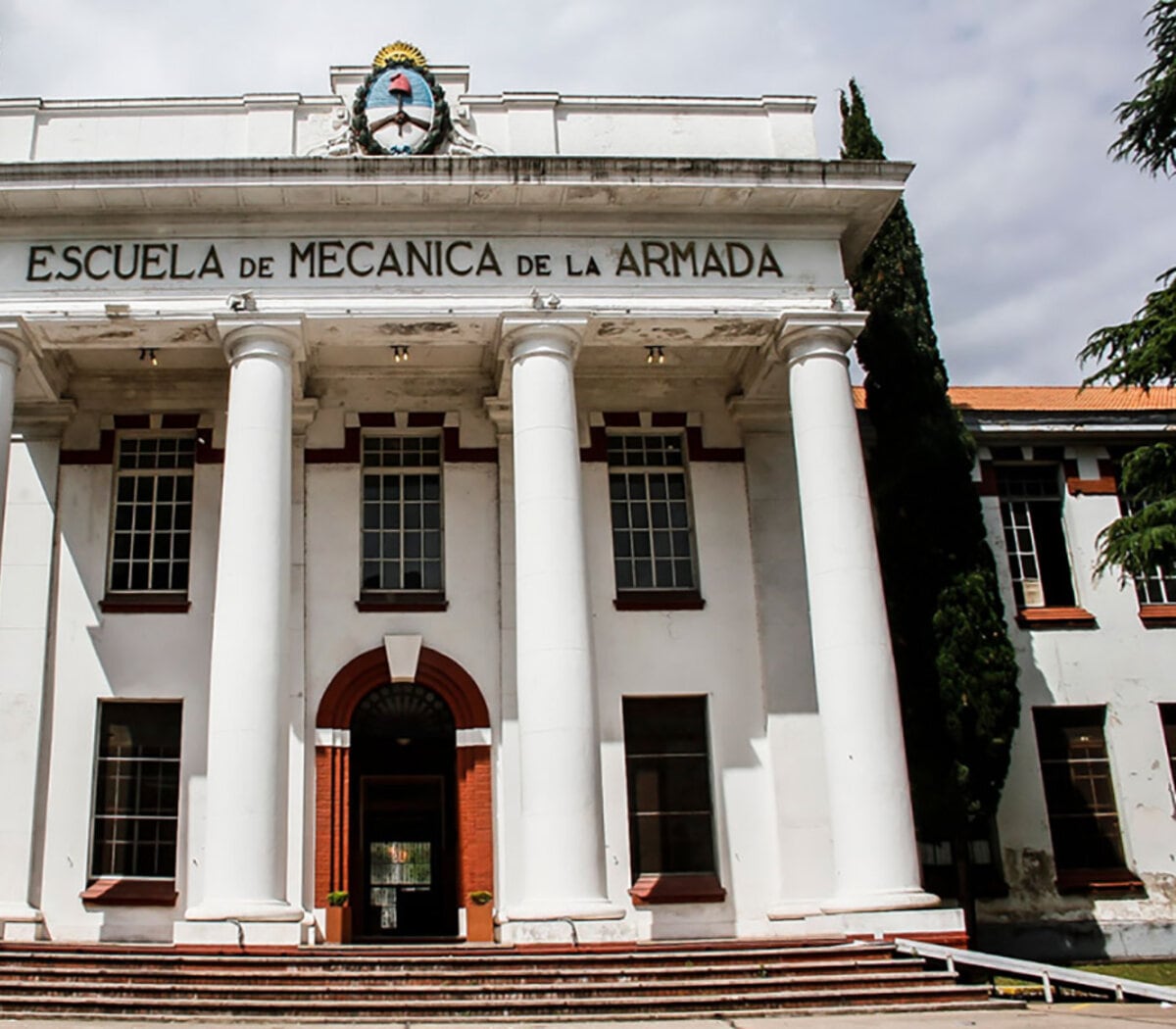 El frente del edificio principal de la ex Escuela de Mecánica de la Armada.