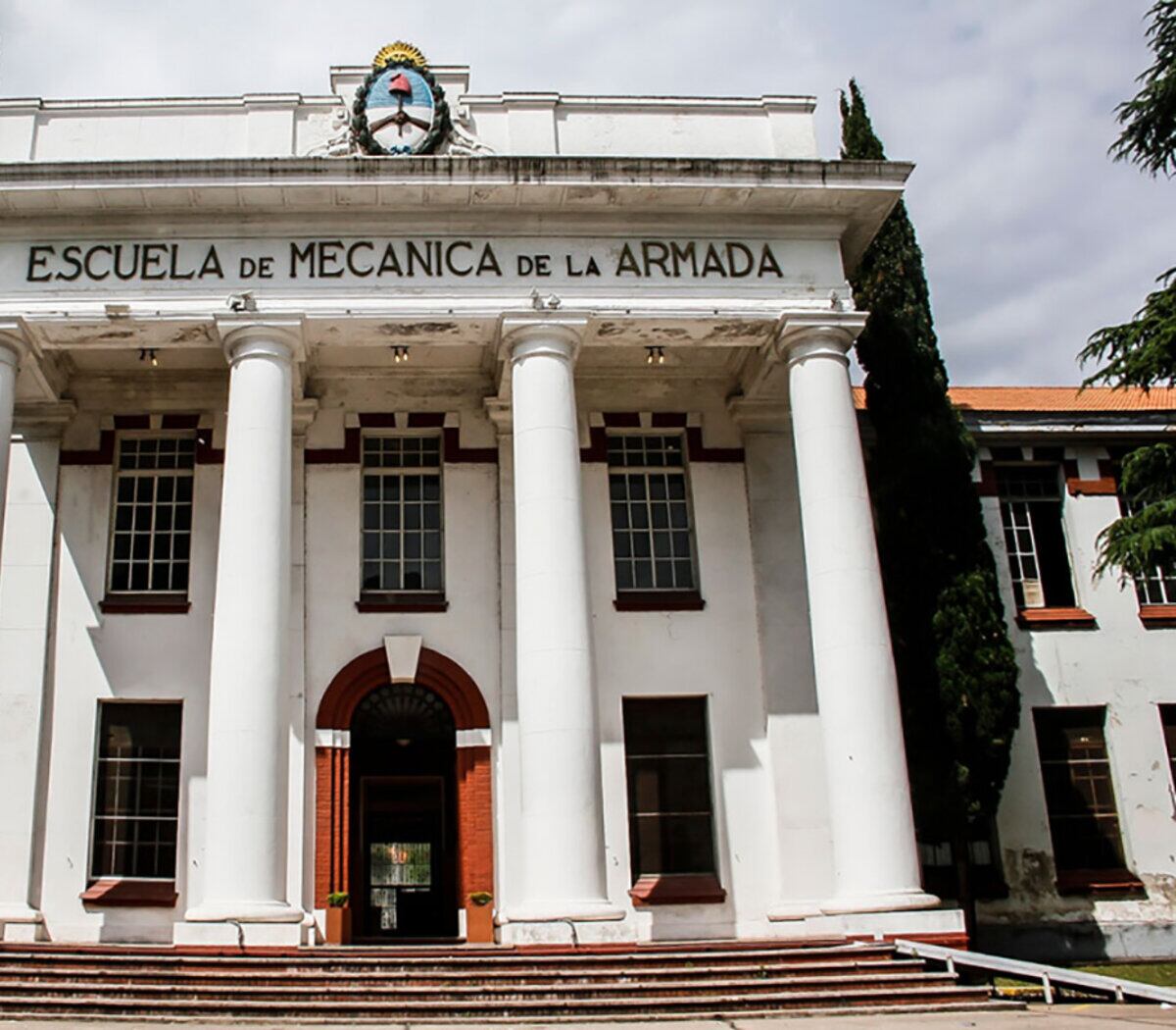 El frente del edificio principal de la ex Escuela de Mecánica de la Armada.