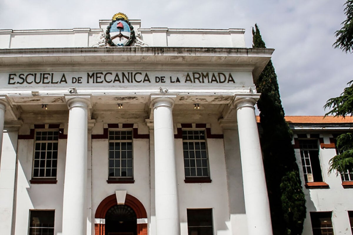 El frente del edificio principal de la ex Escuela de Mecánica de la Armada.