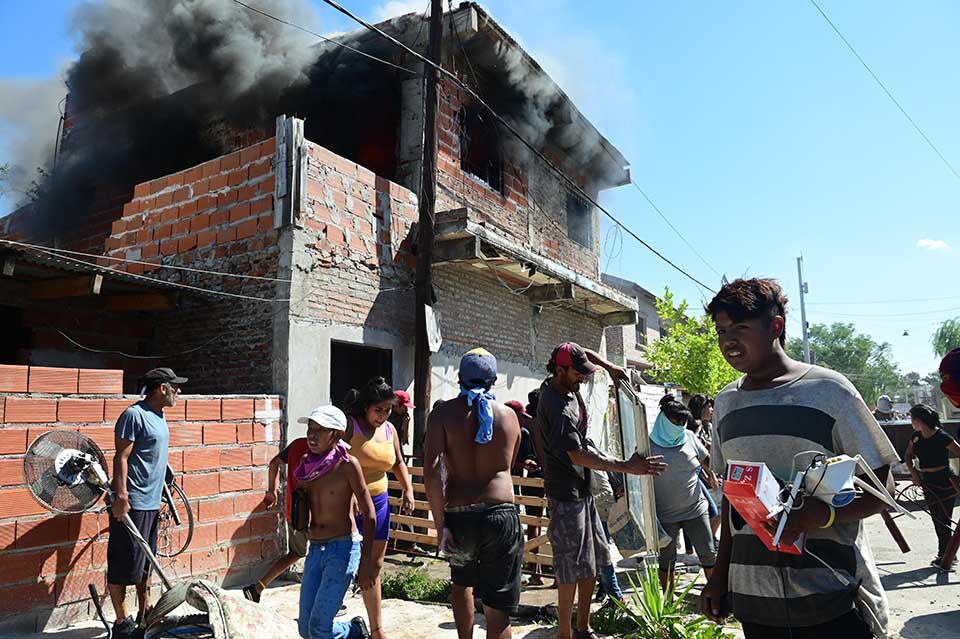 El lugar donde se vendía droga fue incendidado por los vecinos. 