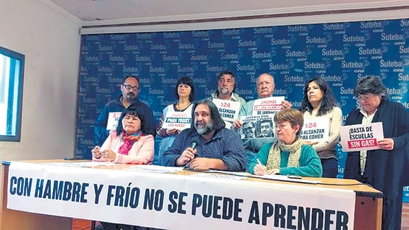 Roberto Baradel encabezó una conferencia de prensa para denunciar la situación.