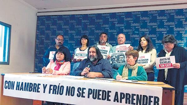 Roberto Baradel encabezó una conferencia de prensa para denunciar la situación.