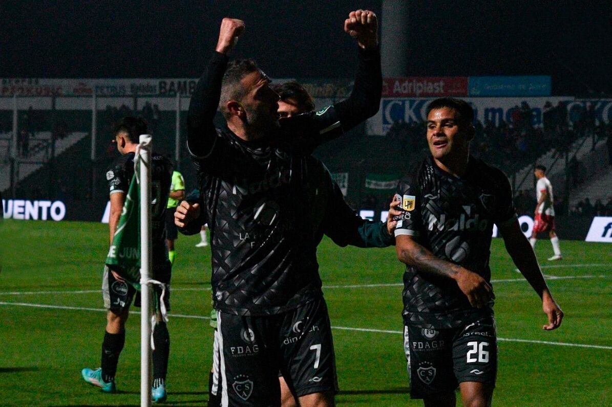 El festejo de Lisandro López para la victoria de Sarmiento