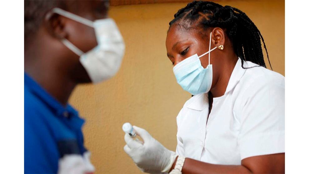 Oxfam y Emergency denunciaron el rechazo de las empresas farmacéuticas "a compartir ciencia y tecnología" y la falta de acción de los países ricos.