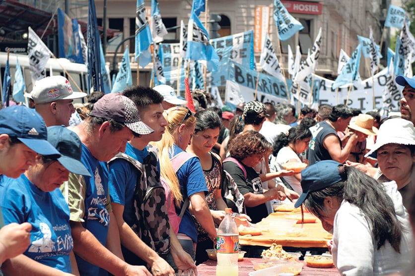 Las organizaciones sociales se movilizaron ayer al Congreso para apoyar el proyecto.