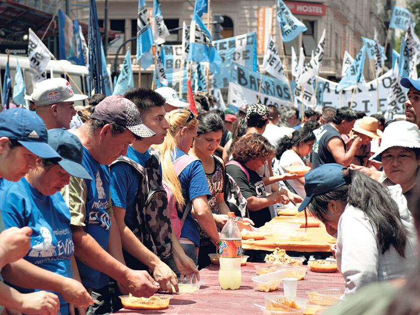 Las organizaciones sociales se movilizaron ayer al Congreso para apoyar el proyecto.