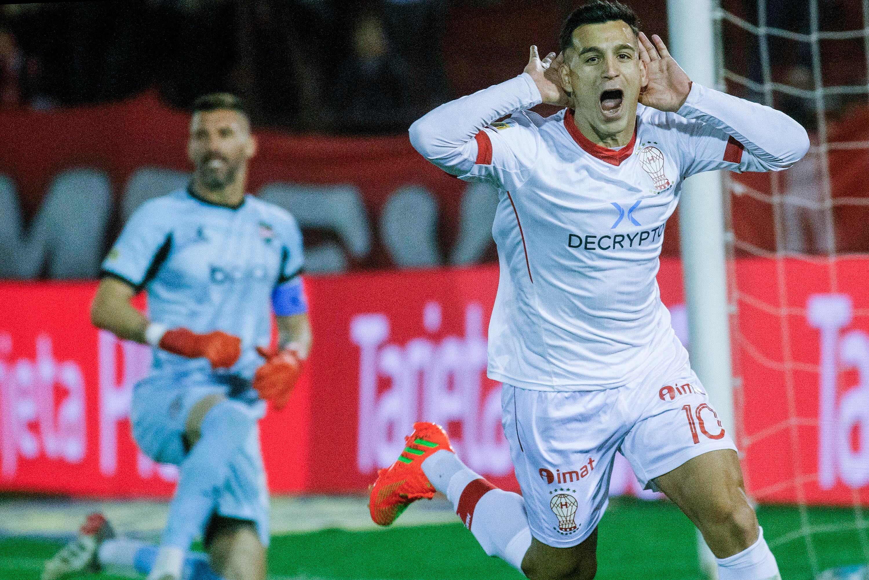 Cristaldo festeja uno de sus penales, claves para el triunfo de Huracán
