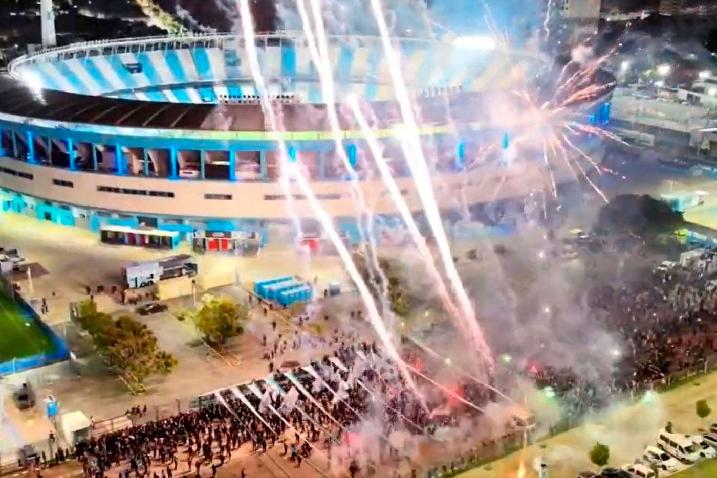 Los hinchas de Racing despidieron al plantel antes de partir hacia la cocentración