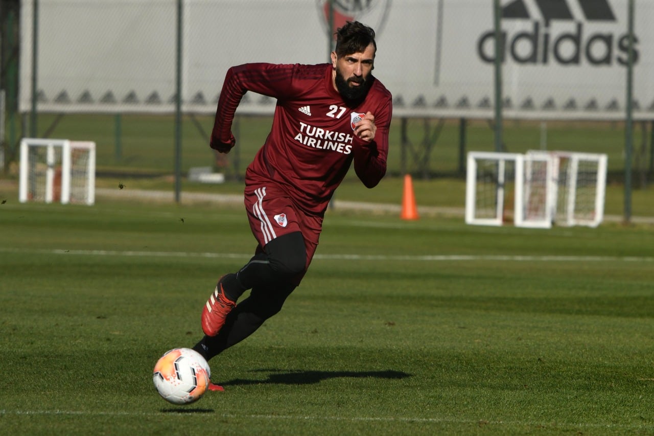 El Oso Pratto en acción.