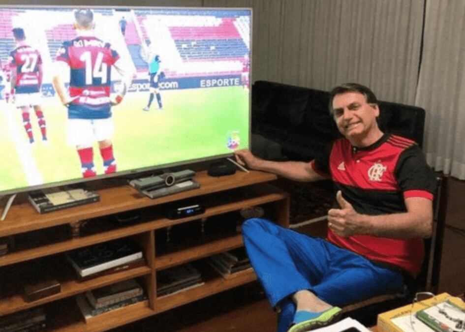 Jair Bolsonaro, mira el clásico Flamengo-Fluminense.