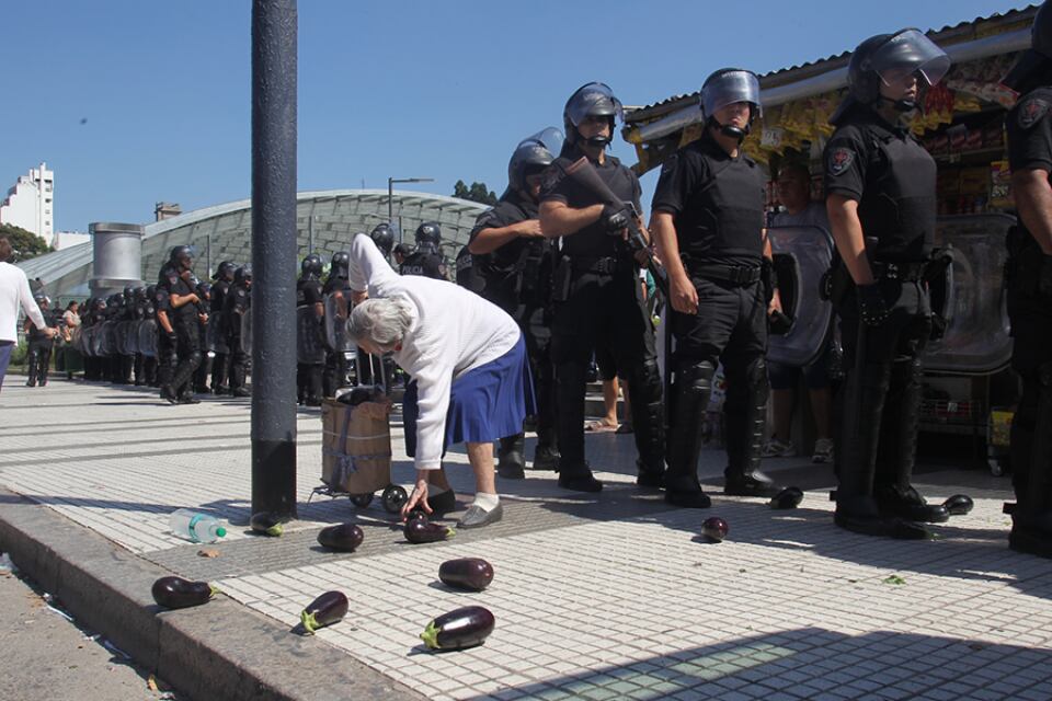 El fotógrafo que tomó la imagen fue detenido y golpeado por la policía.