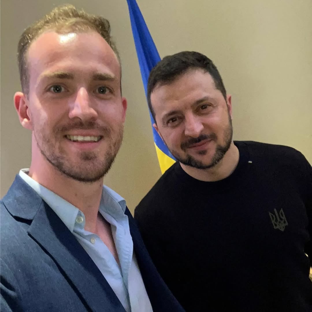 Bryan Mayer junto a Volodimir Zelenski.