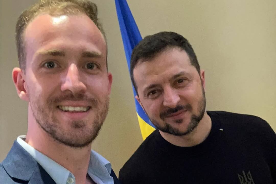 Bryan Mayer junto a Volodimir Zelenski.