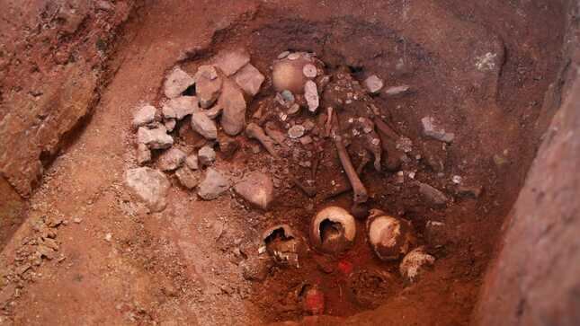 La tumba estaba dentro de un hoyo cónico de un metro de diámetro, sellada con una roca de más de media tonelada, a un metro y medio de profundidad. (Foto: Gobierno de Perú)