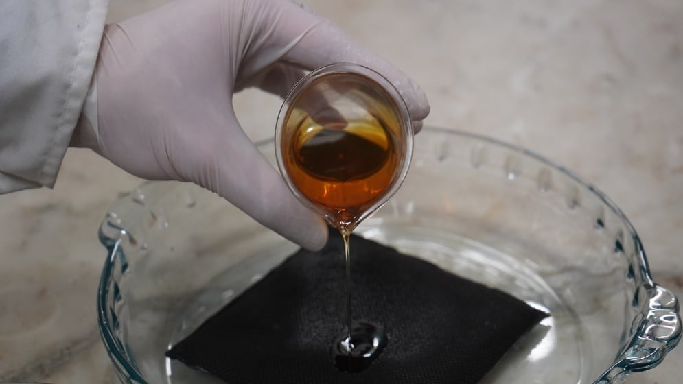 Desarrollan una manta para proteger el suelo de los derrames que se producen en los yacimientos petrolíferos durante la extracción de crudo. Imagen: Conicet