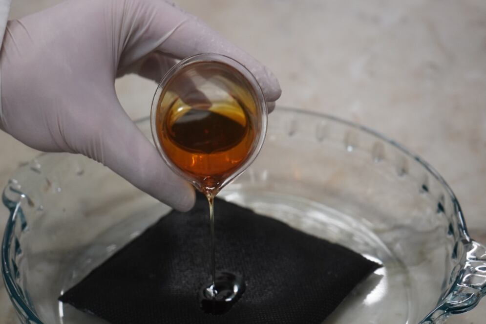 Desarrollan una manta para proteger el suelo de los derrames que se producen en los yacimientos petrolíferos durante la extracción de crudo. Imagen: Conicet