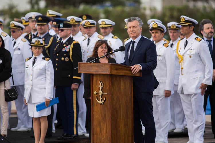 Macri rodeado por los jefes navales, en el acto de esta tarde.
