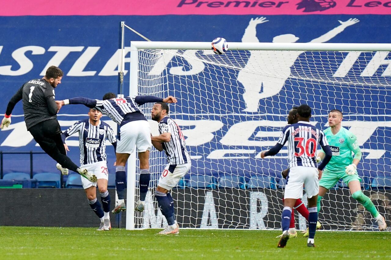 El arquero Becker se eleva y le da una victoria agónica a Liverpool.