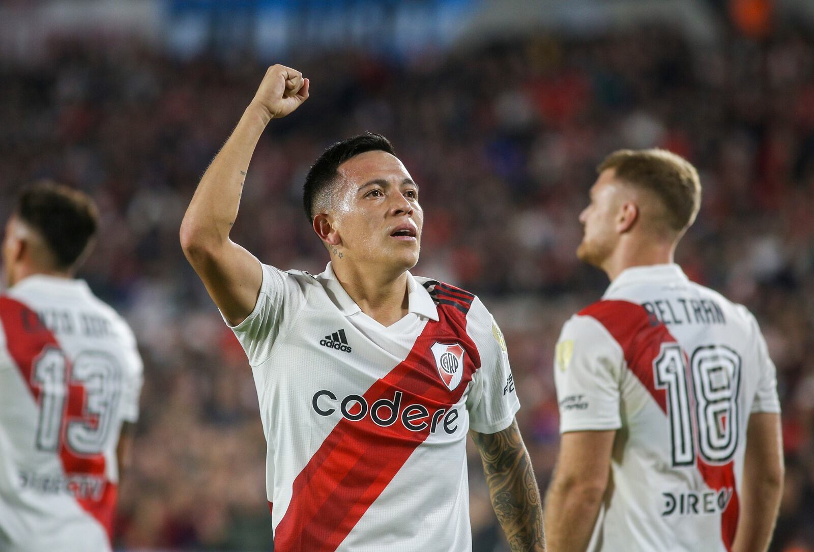 Esequiel Barco festeja uno de los dos goles que convirtió