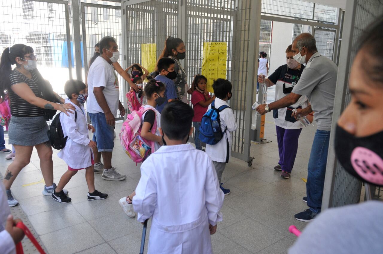 "La evidencia demuestra que la presencialidad aumenta la movilidad y, con ella, los contagios", insistió Santoro.