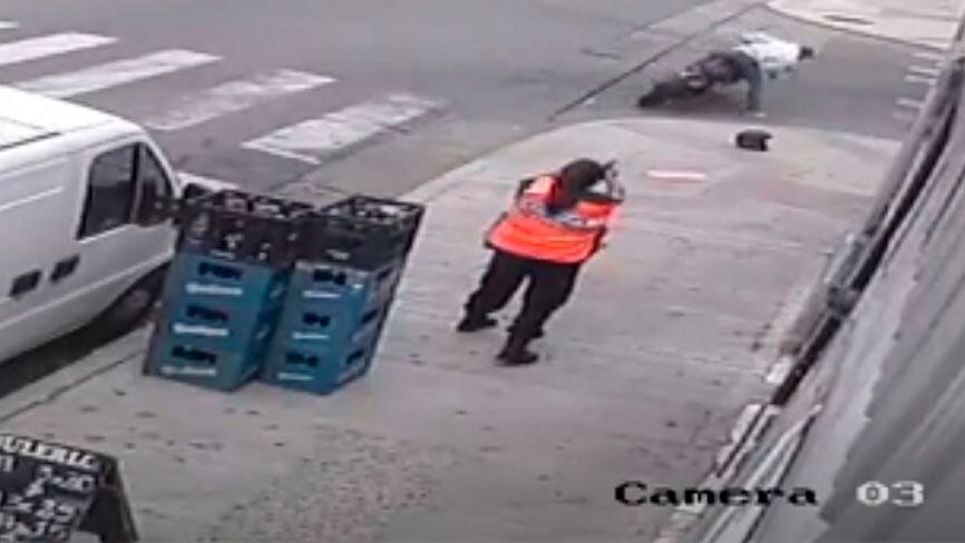 El momento en que el joven intenta escapar y la policía le dispara por la espalda.