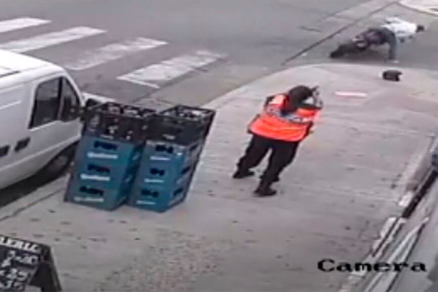 El momento en que el joven intenta escapar y la policía le dispara por la espalda.