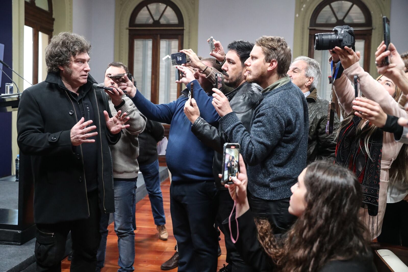 Javier Milei tuvo un breve intercambio con los periodistas acreditados en la Casa Rosada.